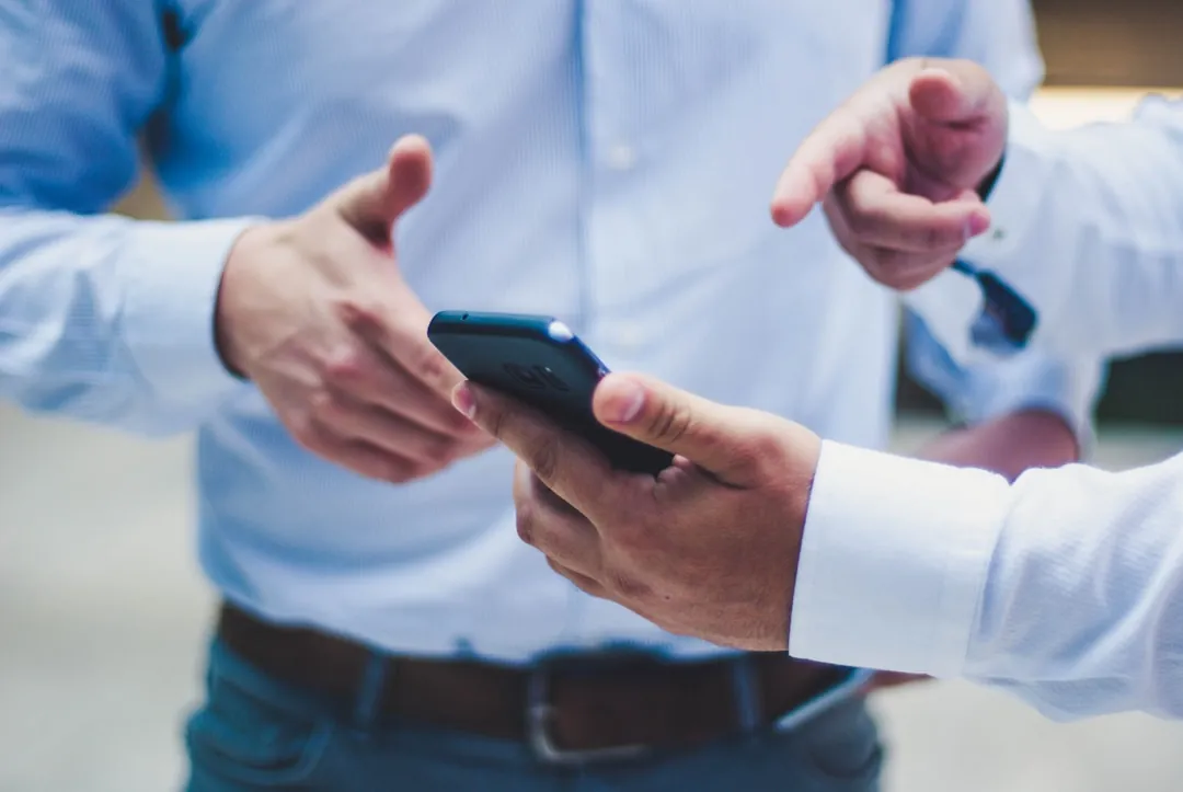 Deux professionnels échangeant autour d un smartphone