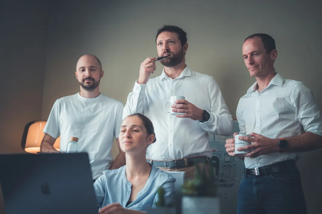Équipe regardant un écran de laptop