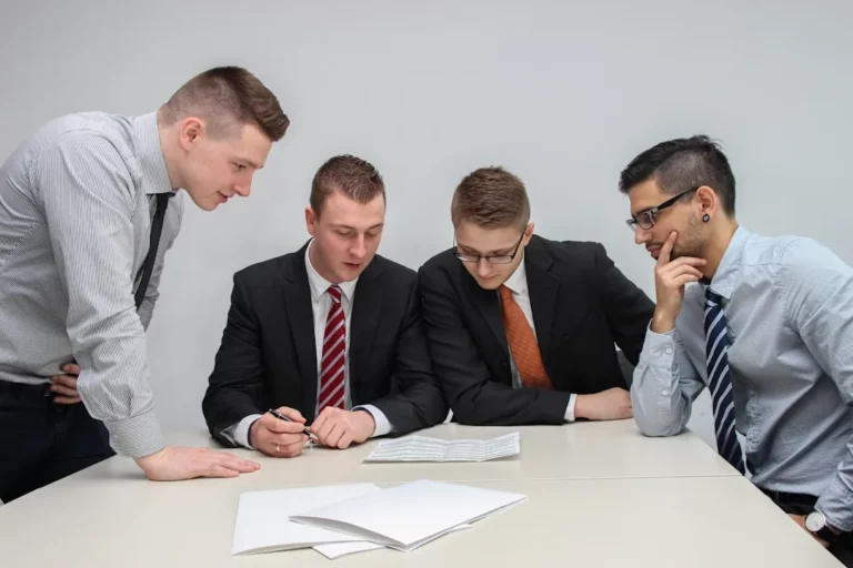 Quatre collègues travaillant ensemble sur un document
