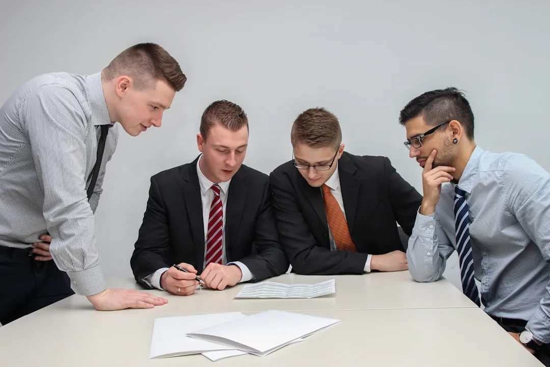 Quatre collègues travaillant ensemble sur un document