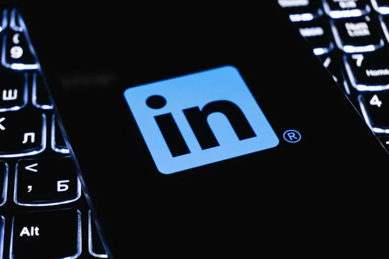 Logo LinkedIn sur un clavier sombre
