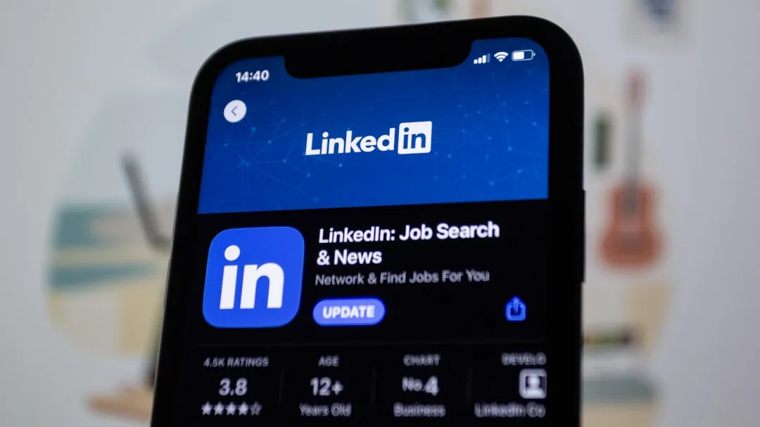 Logo LinkedIn affiché sur un smartphone