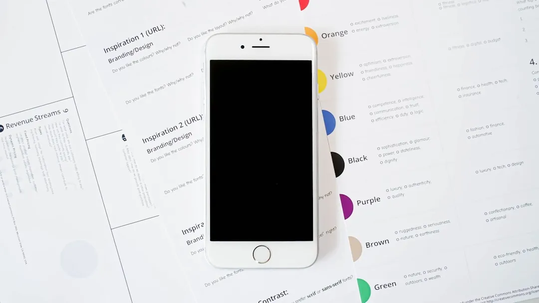 iPhone posé sur une table avec un profil