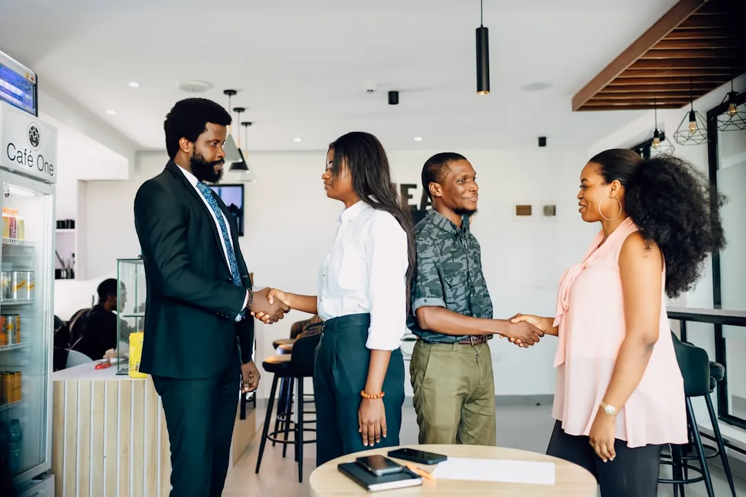 Groupe de professionnels networking dans un café