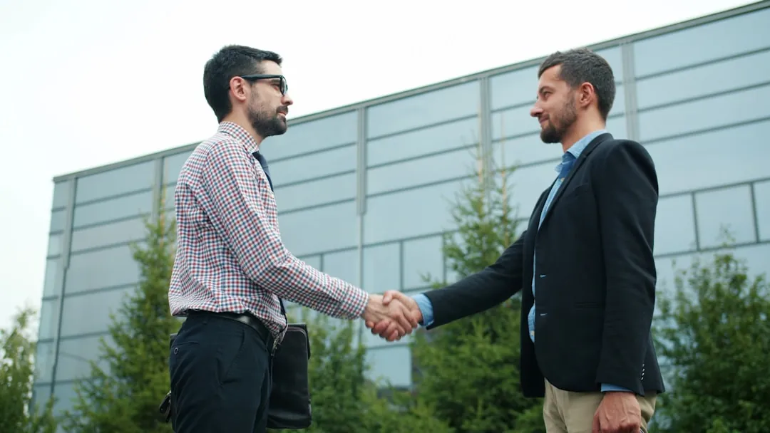 Poignée de main entre deux professionnels