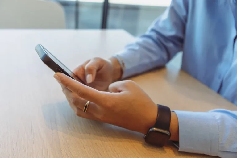 Professionnelle utilisant un smartphone au bureau