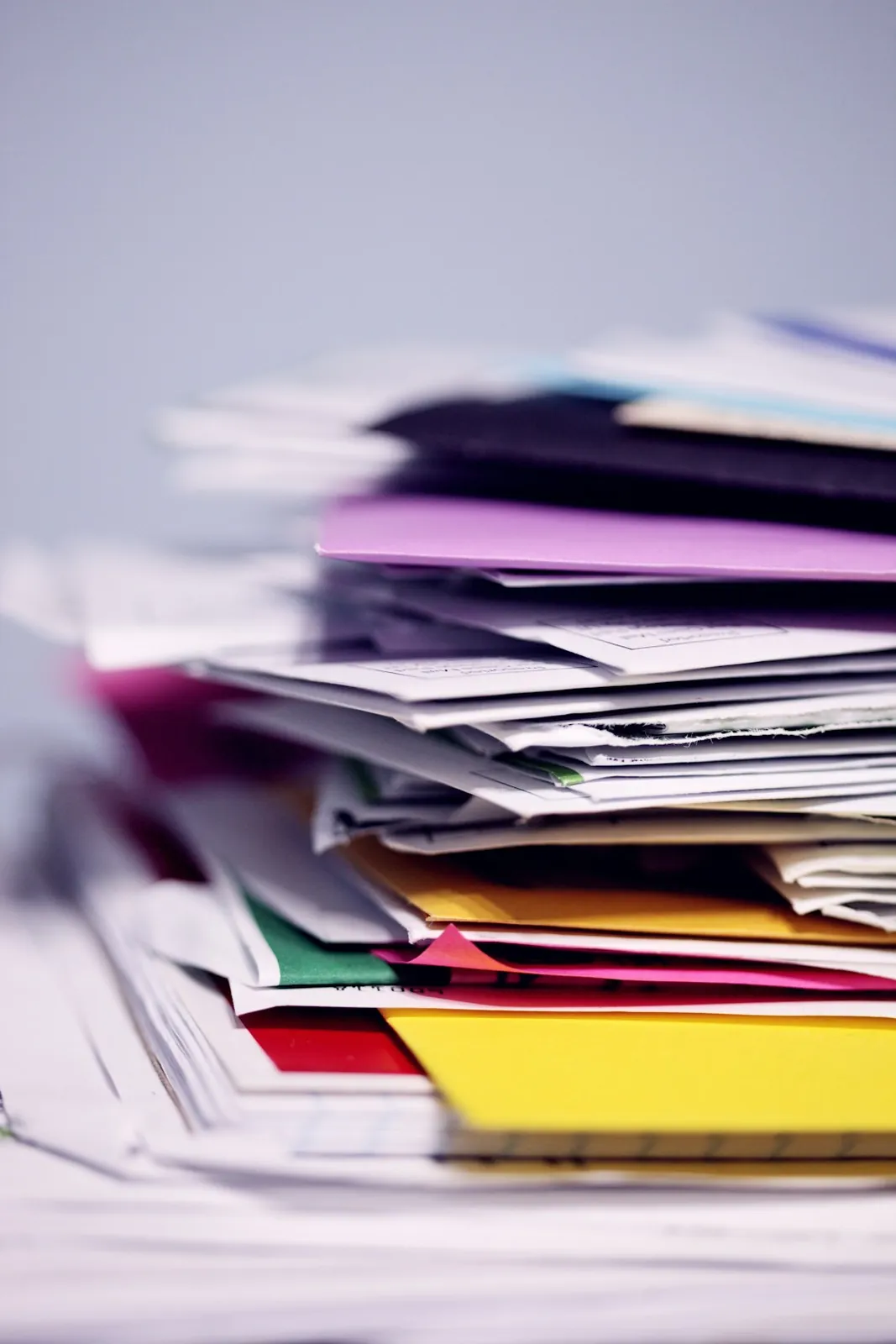 Pile de courrier en attente de tri