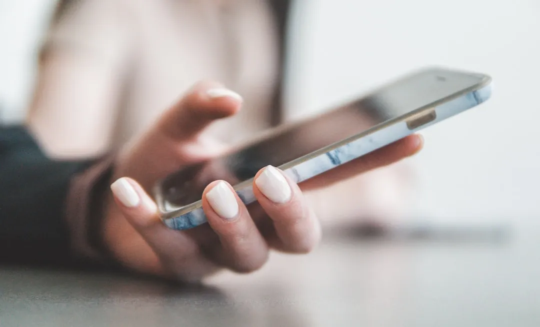 Femme consultant son smartphone