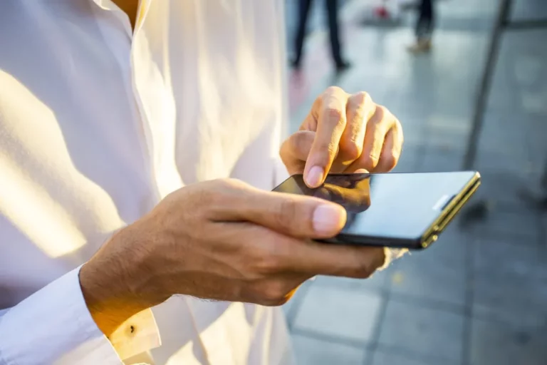 Homme utilisant son smartphone en extérieur