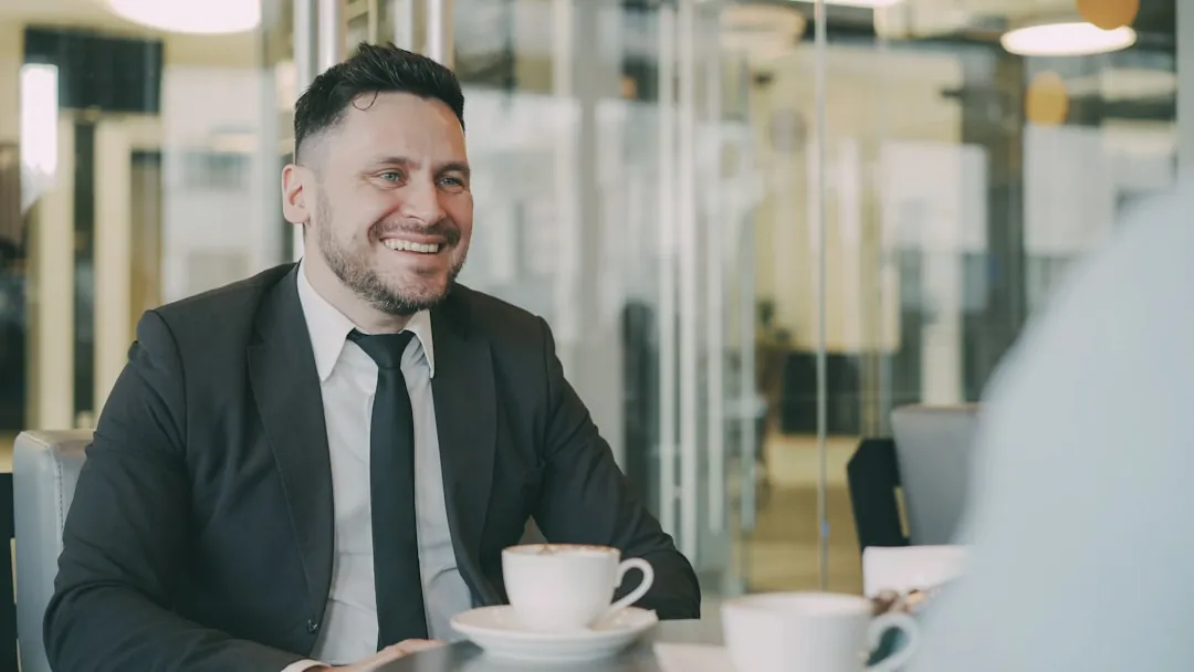 Professionnel souriant lors d un rendez-vous
