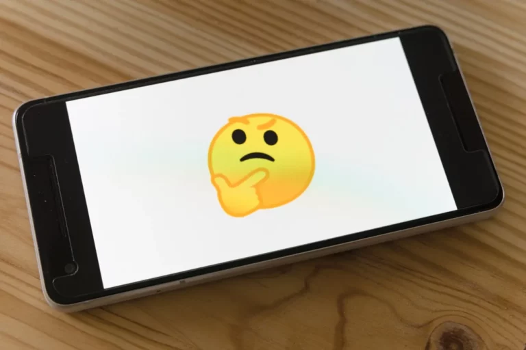 Smartphone affichant un emoji perplexe, symbolisant les erreurs courantes sur les cartes de visite digitales