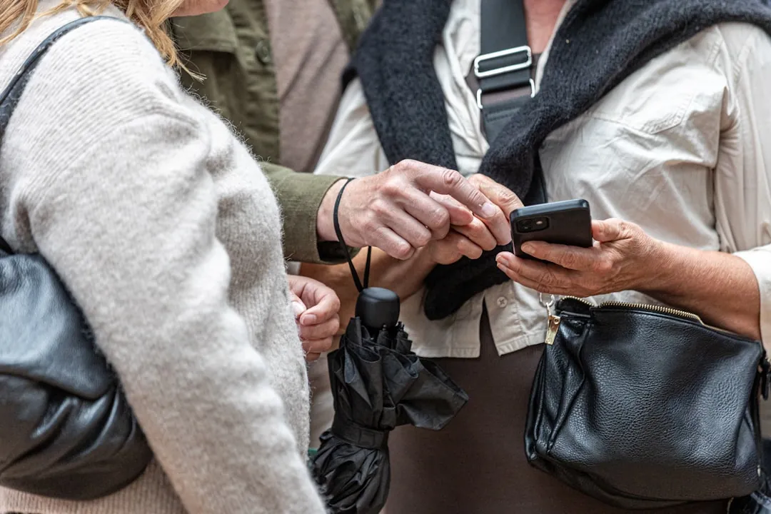 Deux personnes partageant un profil sur smartphone