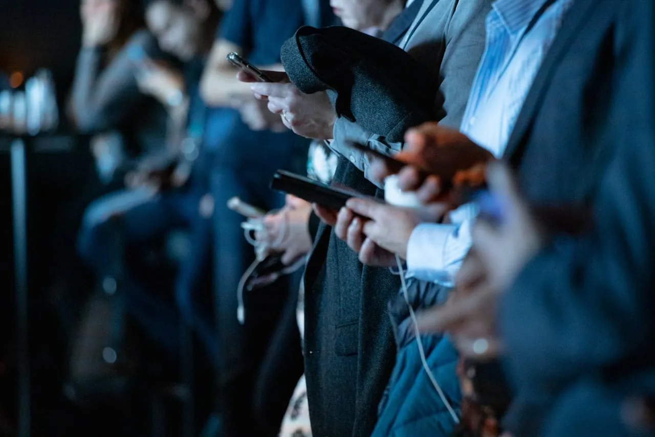Professionnels consultant leurs smartphones lors d un événement