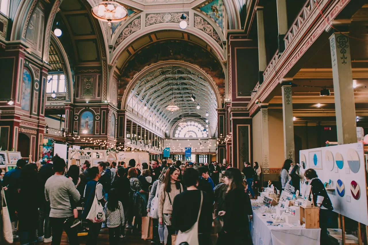 Visiteurs parcourant les stands d un salon professionnel