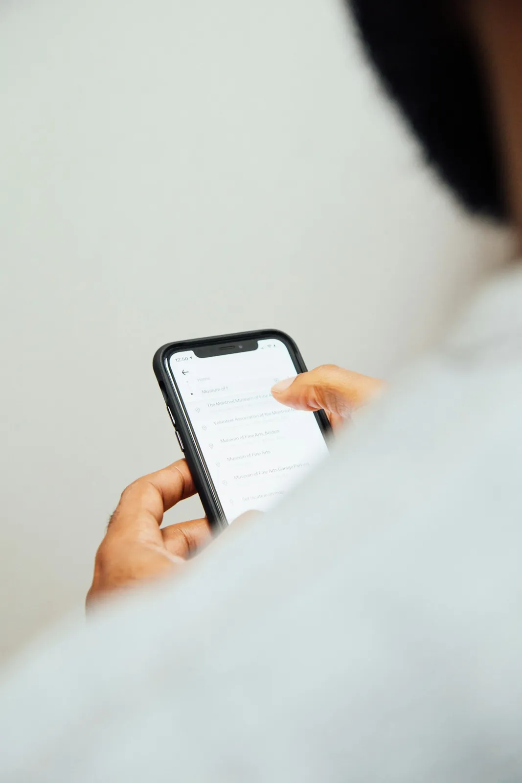 Personne testant le parcours mobile sur son smartphone