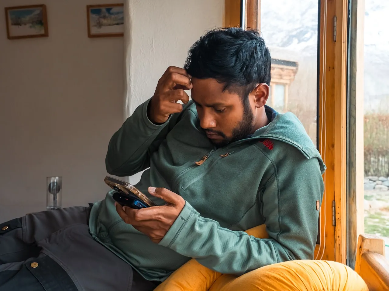 Homme perplexe regardant son smartphone